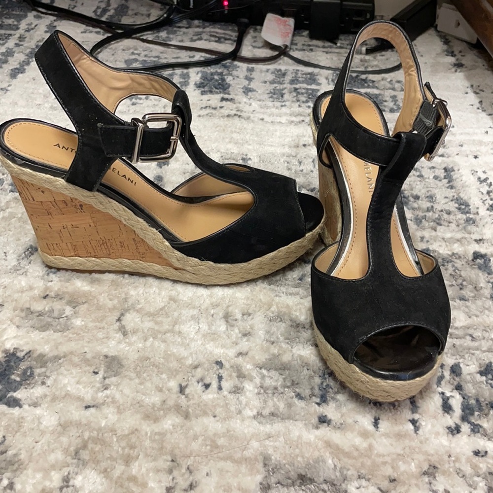 Women’s size 8 wedges.